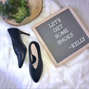 Taryn Rose 8 black leather pointed heel slip on